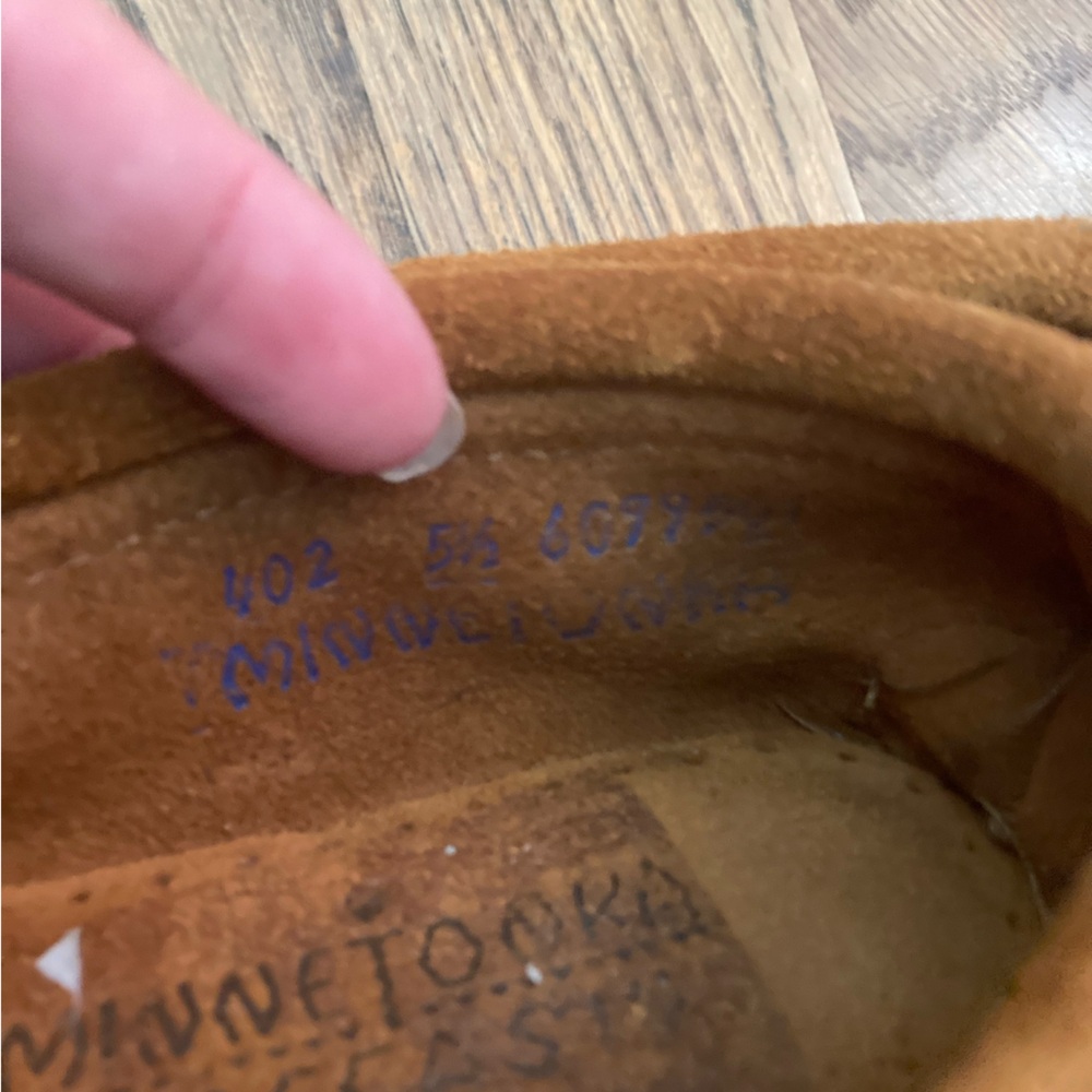 Minnetonka Women’s Suede Moccasins in Chestnut Brown - Picture 6 of 7